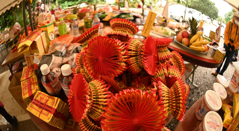 八重山の台湾系住民が集まって開かれた台湾風の祭祀でさまざまな供え物が並んだ＝2022年12月18日午前、石垣市名蔵の福徳宮